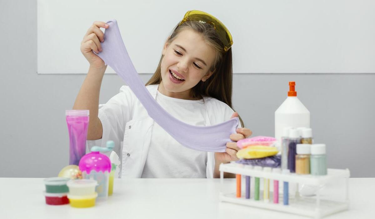 Ilustrasi, seorang anak bermain slime.