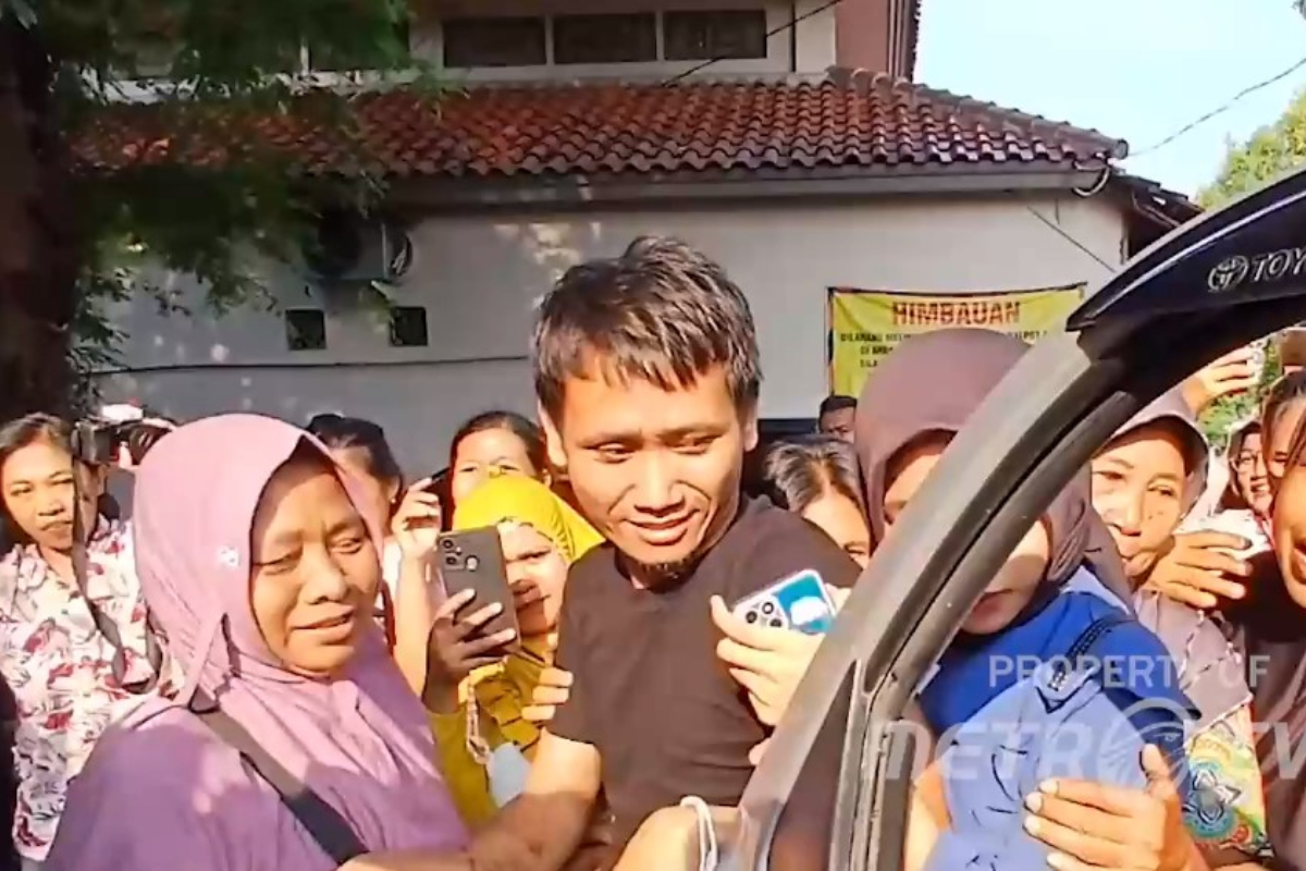Pegi Setiawan disambut oleh ratusan warga saat bebas dan pulang ke rumahnya di Cirebon