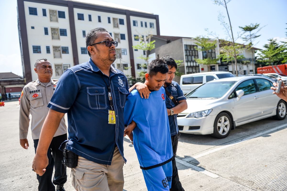 Pegi Setiawan digiring anggota Polda Jawa Barat.