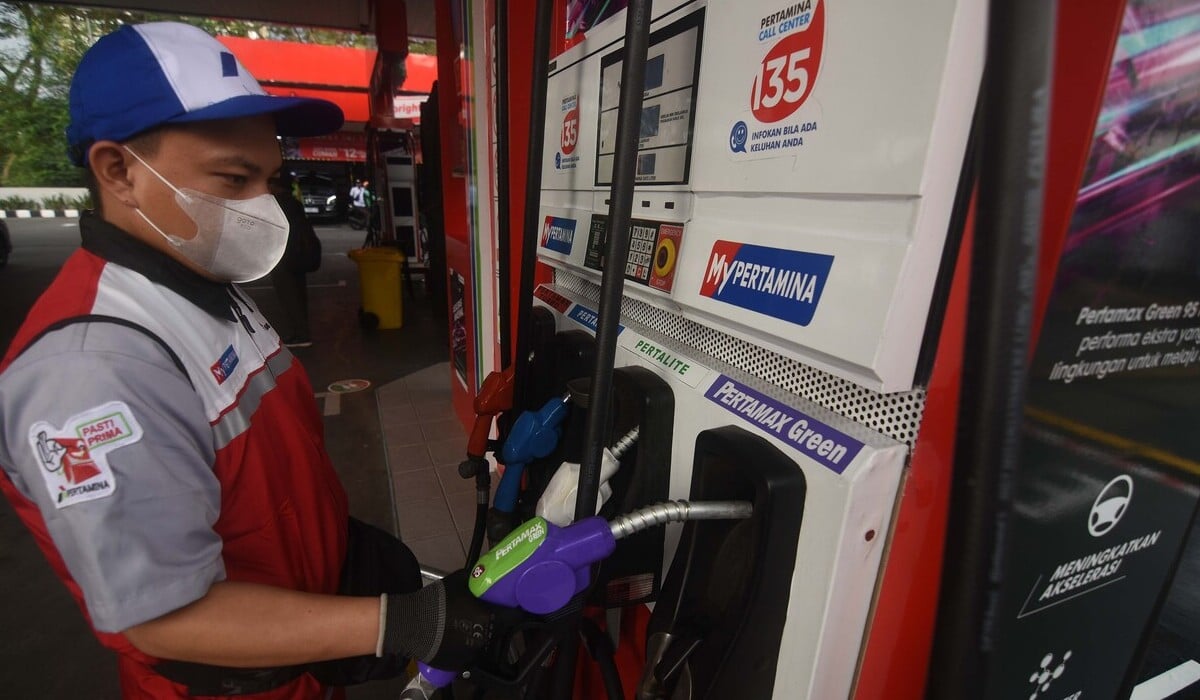 Ilustrasi, petugas SPBU melayani jual beli BBM.