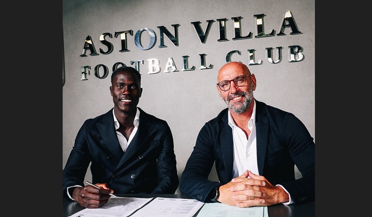 Amadou Onana (kiri) saat meneken kontrak sebagai pemain Aston Villa.