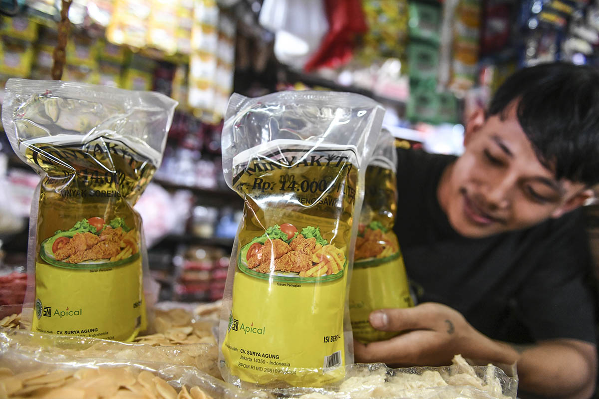 Pedagang menunjukkan minyak goreng Minyakita.