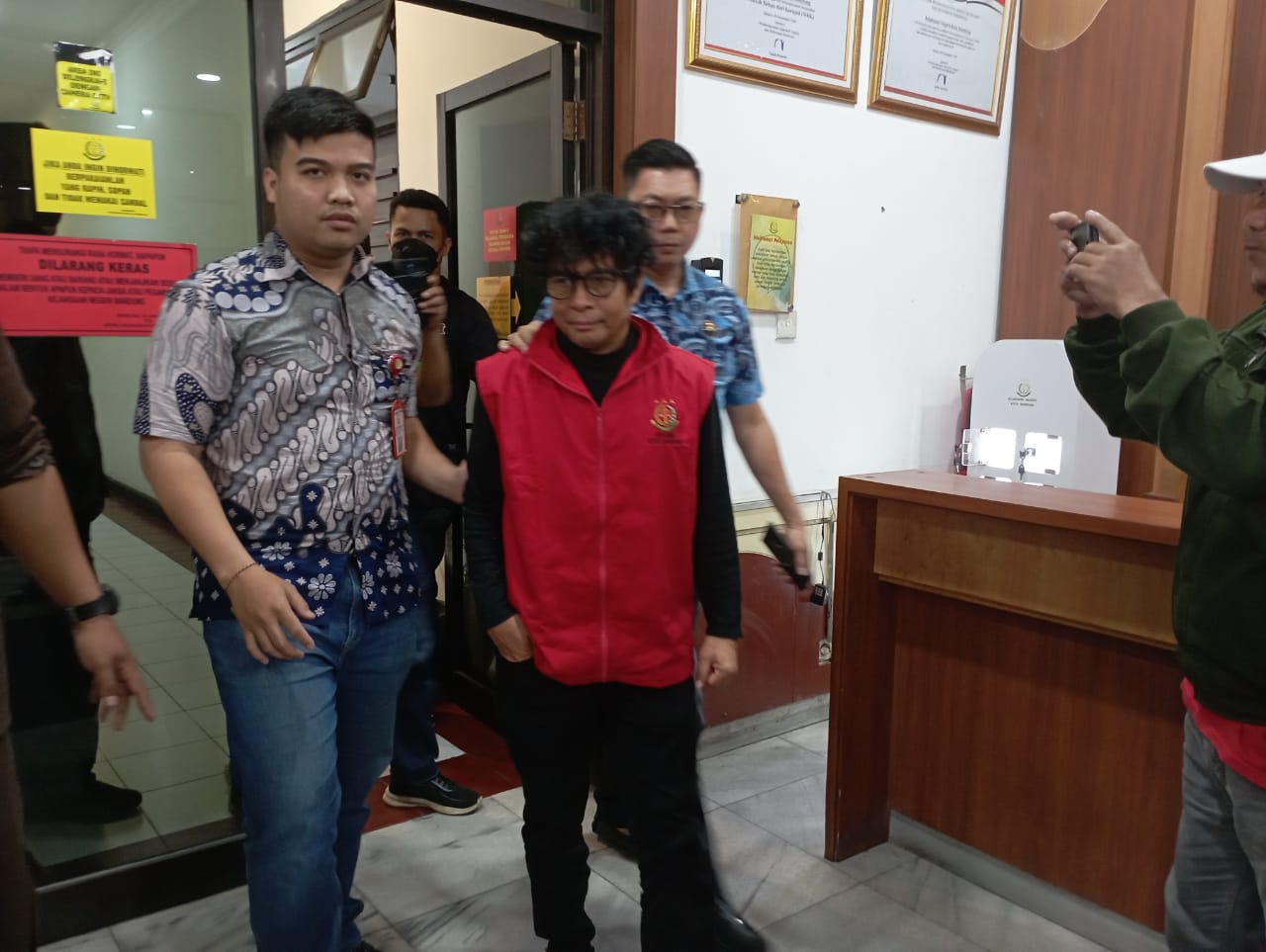 Terpidana kasus korupsi Alex Denni digiring ke LP Sukamiskin. 