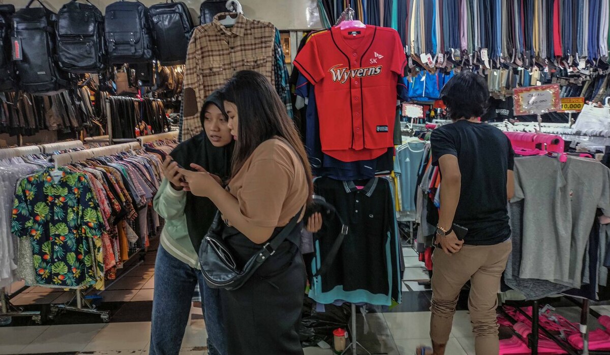 Pengunjung memilih pakaian impor di pusat perbelanjaan di Jakarta.