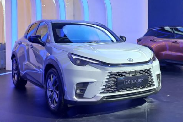 Lexus LBX dipamerkan di ajang GIIAS 2024