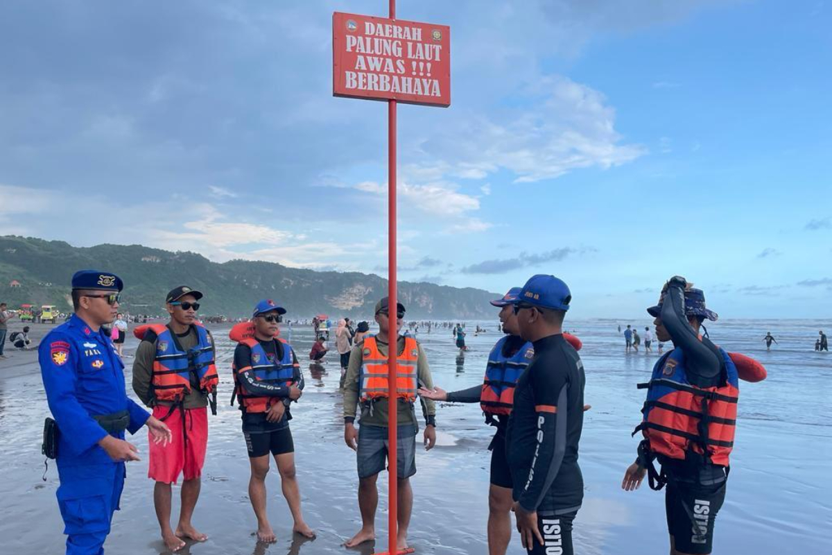 Polisi memasang rambu tanda bahaya di Pantai Parangtritis Pendampingan pengamanan wisatawan