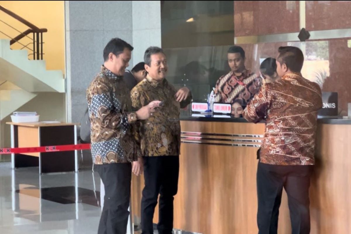 Menteri Kelautan dan Perikanan Sakti Wahyu Trenggono (tengah) bersama dua pengawalnya berada di Gedung KPK, Jakarta.