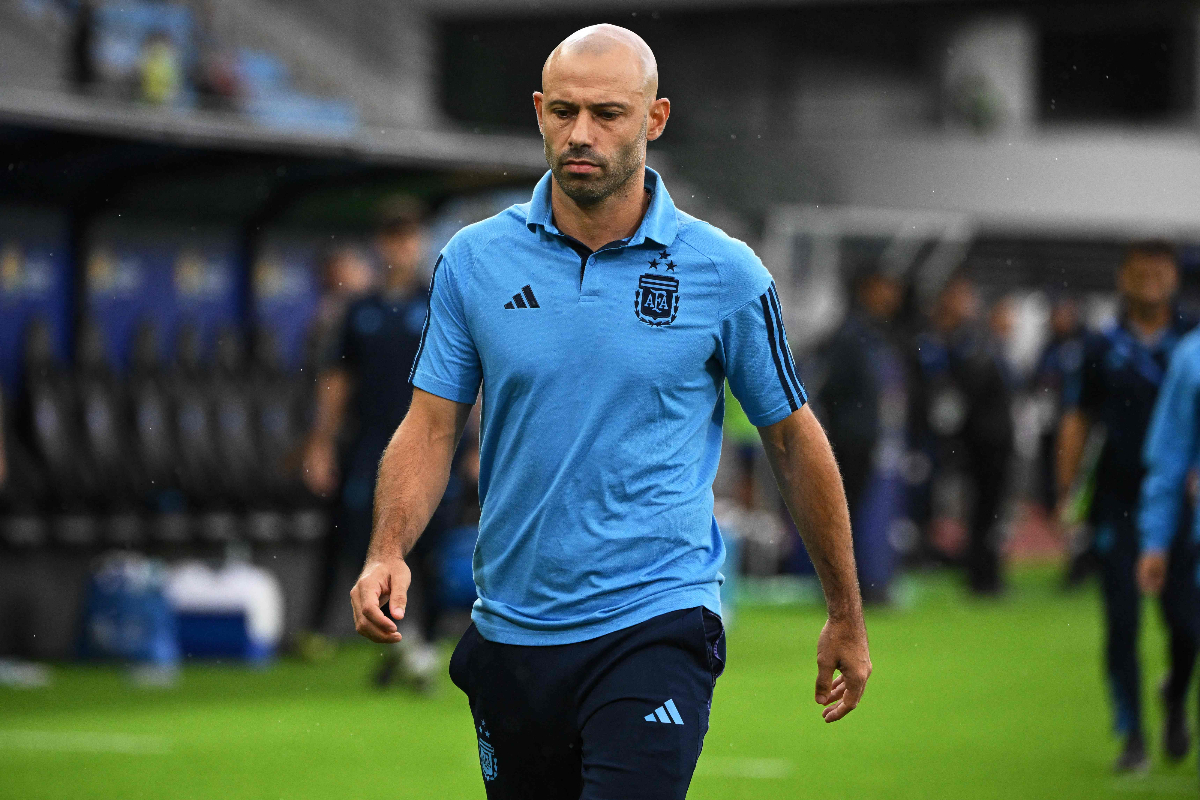 Pelatih kepala Argentina Javier Mascherano memberi isyarat setelah berakhirnya babak pertama pada pertandingan sepak bola Turnamen Pra-Olimp