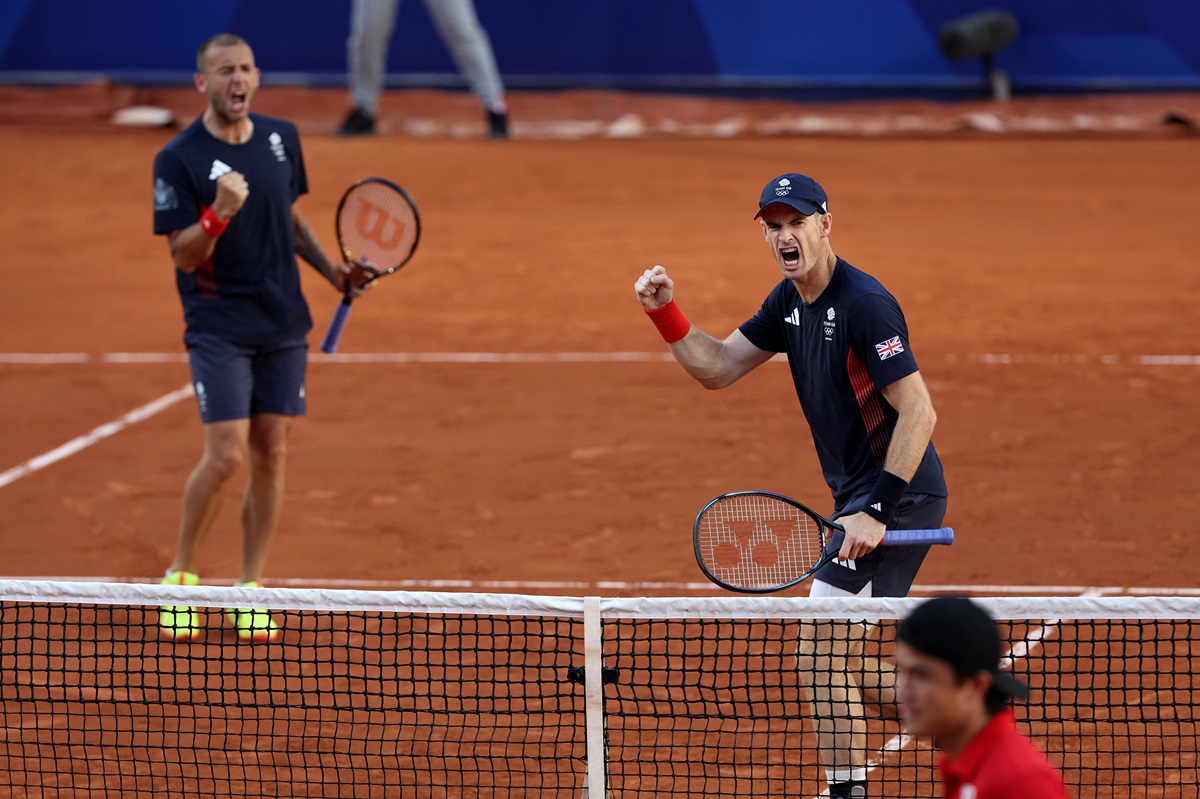 Andy Murray dan Dan Evans berhasil menang  2-6 7-6 (7-5) 11-9 atas pasangan Jepang, Taro Daniel dan Kei Nishikori.