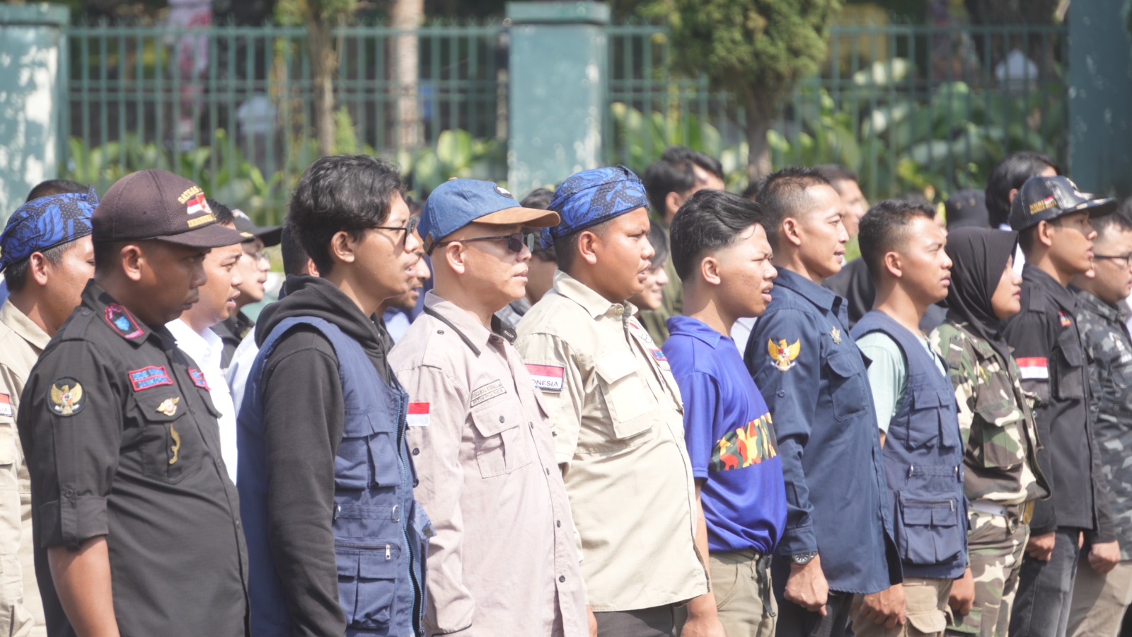 Sejumlah anggota ormas mengikuti upacara. Mereka dilibatkan untuk menjaga pilkada agar berjalan kondusif.