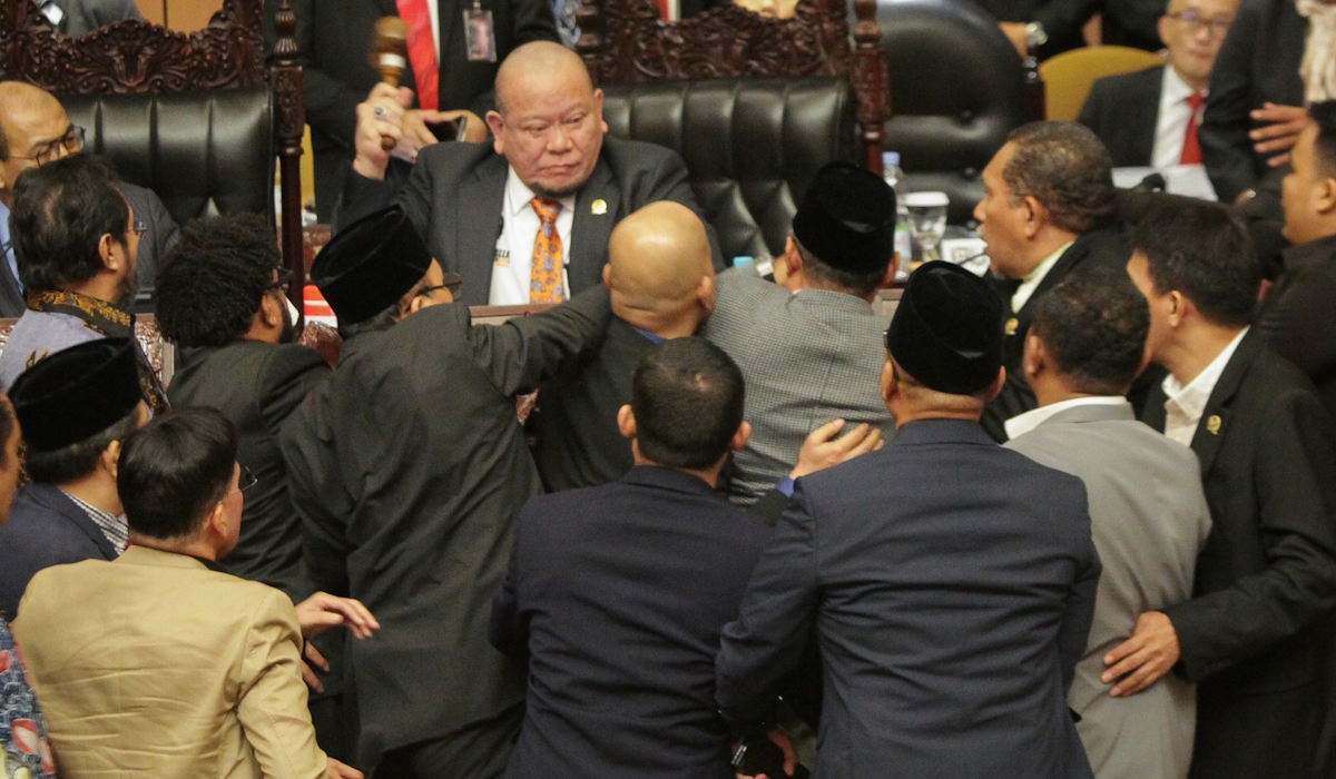 Sejumlah anggota DPD menghampiri Ketua DPD La Nyalla Mattalitti (atas, tengah) untuk menyampaikan kritik 