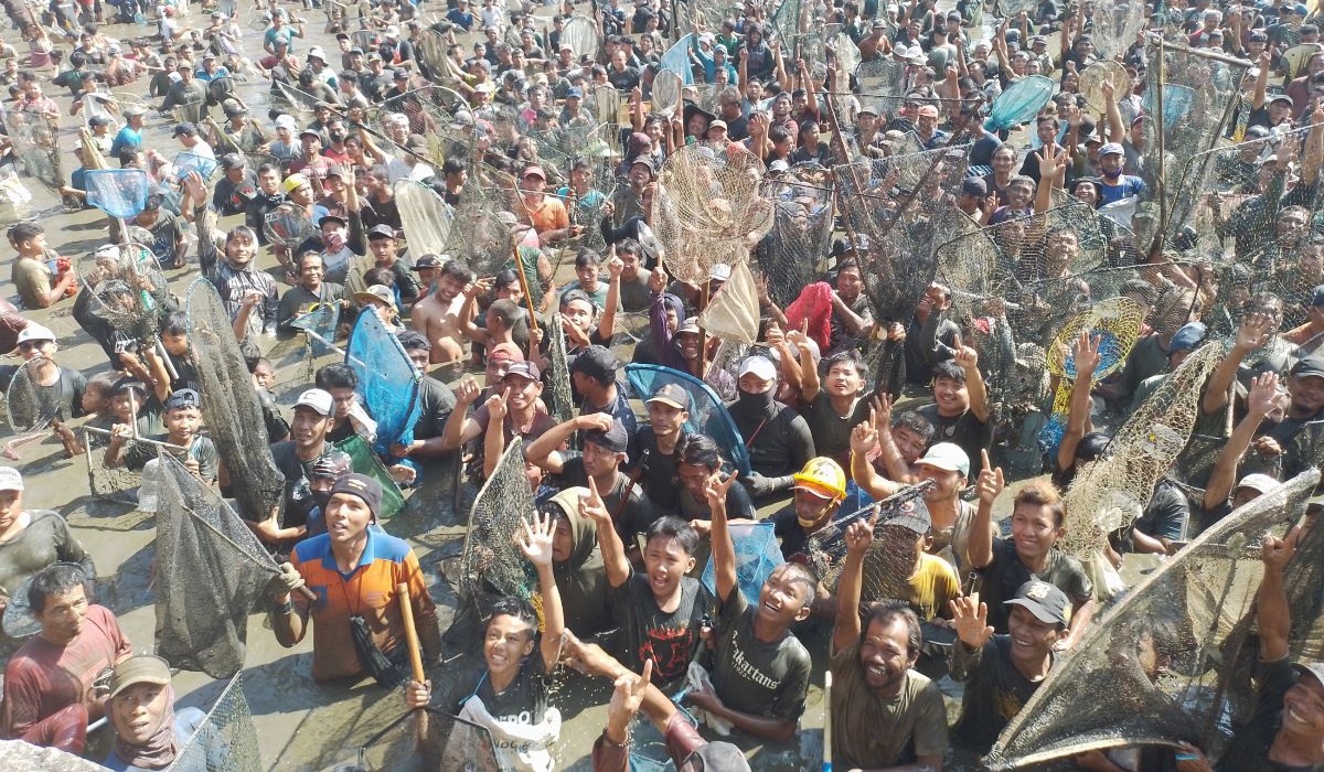 Ribuan warga berebut ikan di kolam yang dikelola Bumdes Gemblegan.