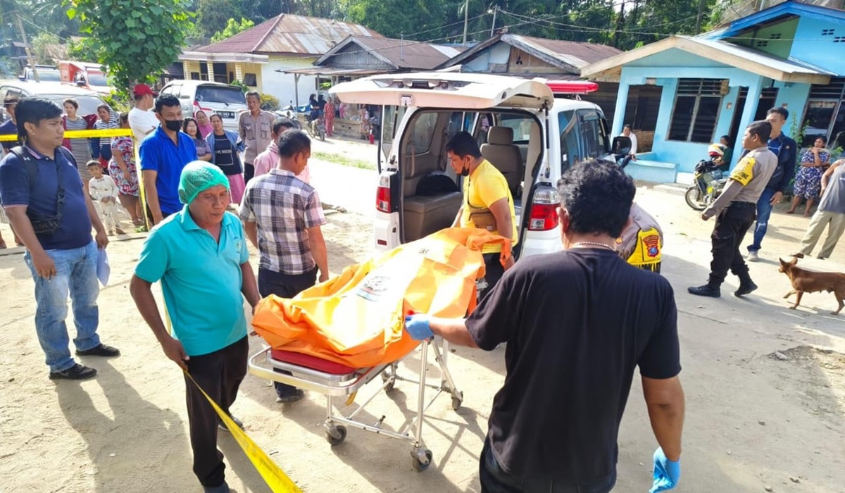 Petugas mengevakuasi jenazah Olsen Siregar yang tewas dibunuh keponakannya sendiri.