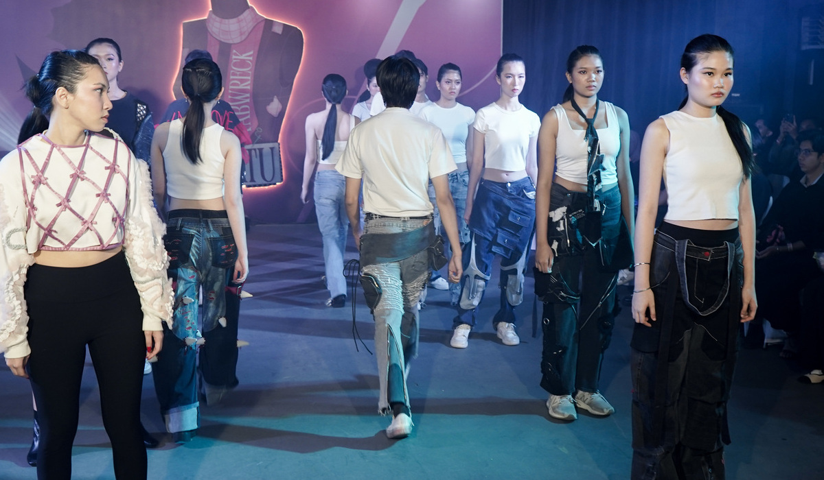 Mengintip Karya Busana Denim Rework Ramah Lingkungan dalam Gelaran Cerita Waktu “Fabwreck”.