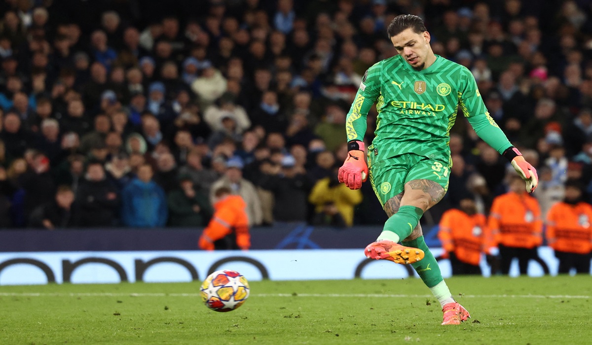 Penjaga gawang Manchester City Ederson