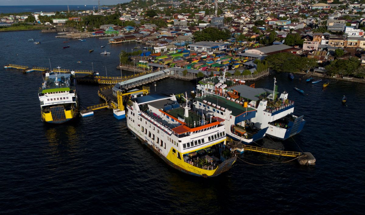Foto udara sejumlah kapal feri berlabuh di Pelabuhan Bastiong Ternate, Maluku Utara.
