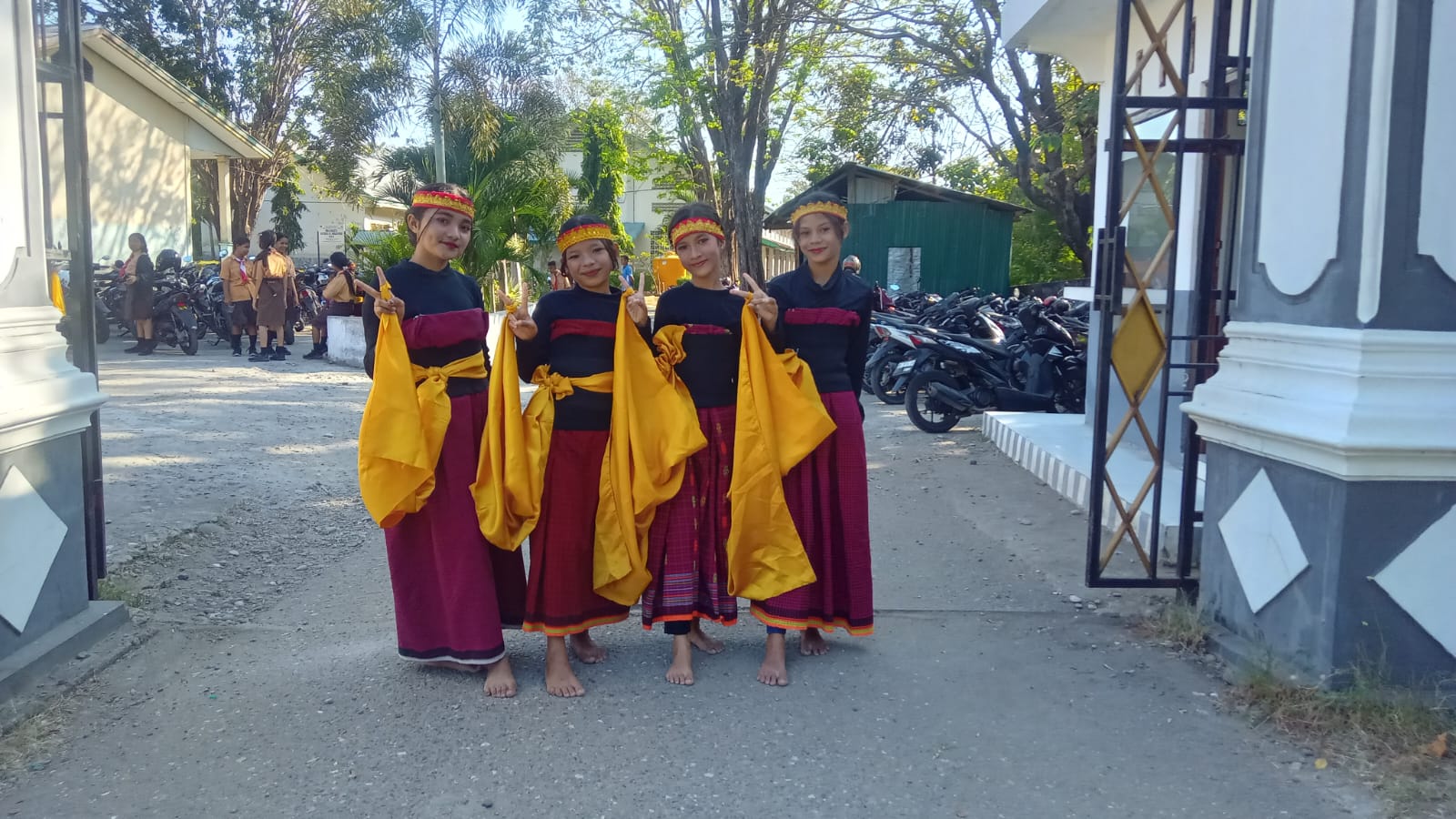 Gadis belia ini mengenakan kain 'kemumu cuwi' coklat kemerah-merahan dan kebaya 'neni' yang berwarna hitam, serta sapu tangan kuning.