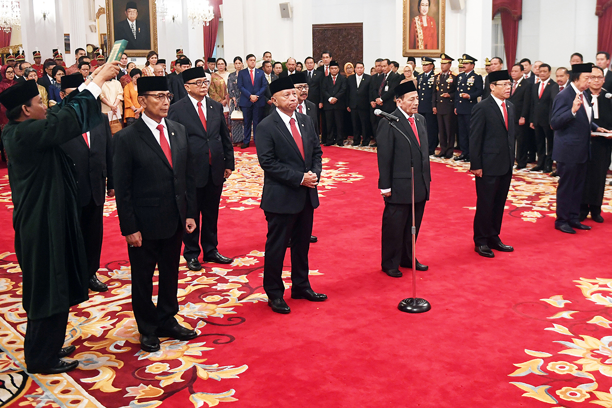  Sejumlah Anggota Dewan Pertimbangan Presiden (Wantimpres) membacakan sumpah saat upacara pelantikan di Istana Merdeka, Jakarta, pada 2019.