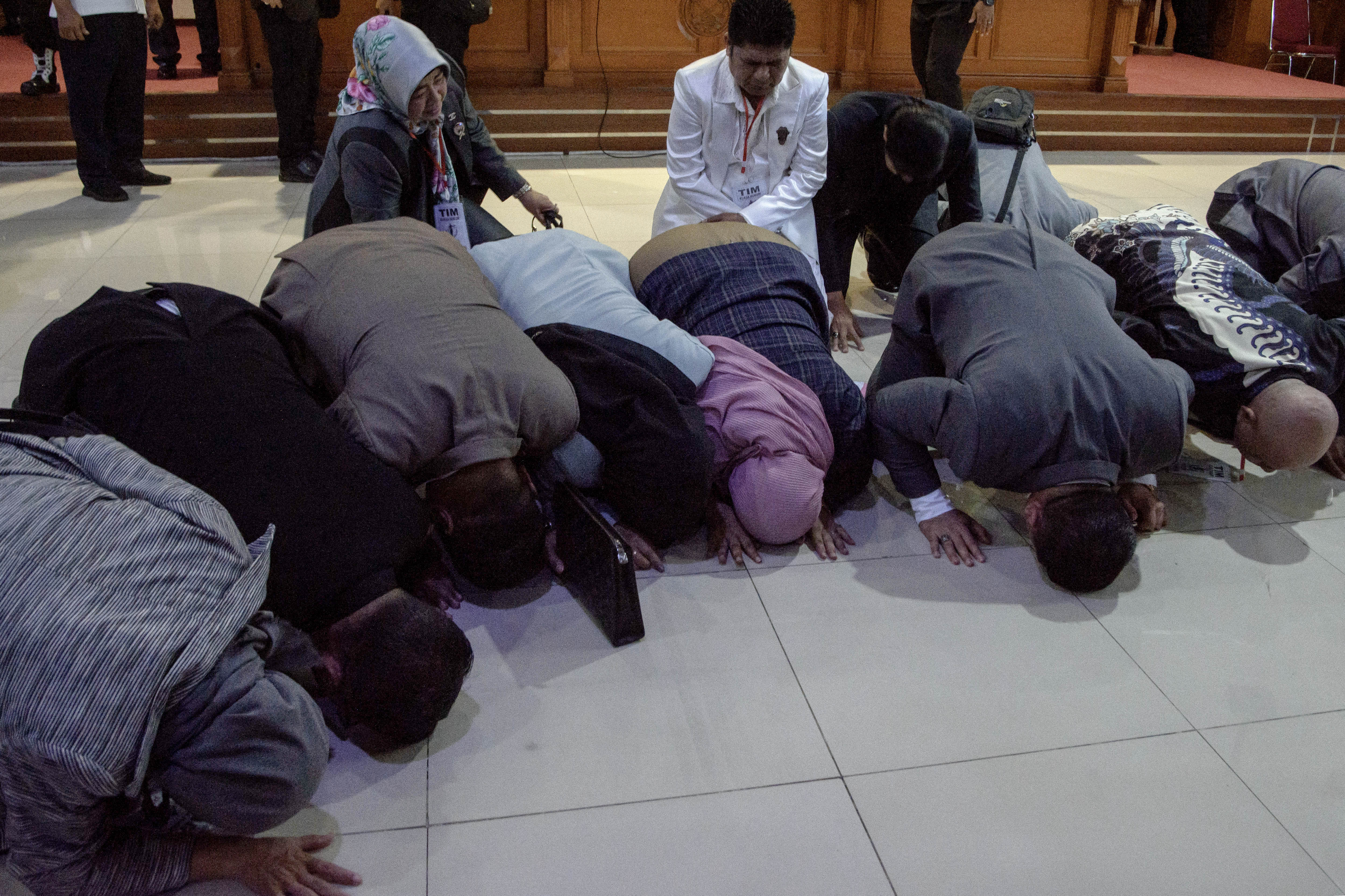 Tim kuasa hukum Pegi Setiawan sujud sukur usai sidang putusan gugatan praperadilan Pegi Setiawan