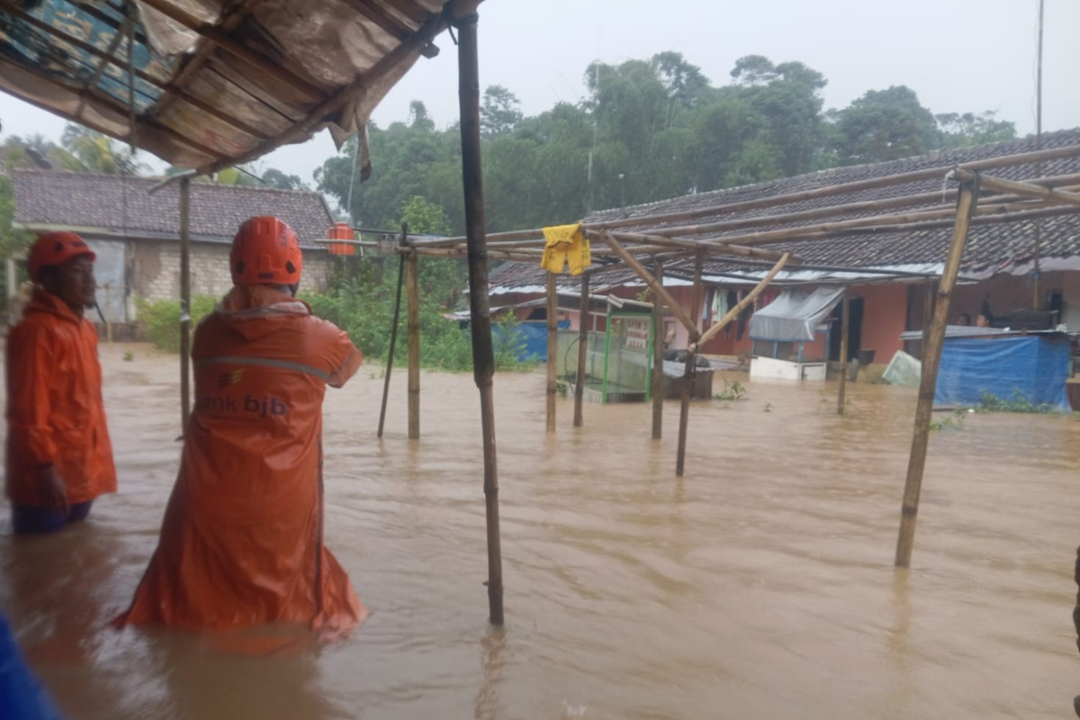 Belasan rumah di Kampung Situ Awi Kelurahan Karangtengah Kecamatan Gunungpuyuh Kota Sukabumi, Jawa Barat, terendam banjir meluapnya aliran S
