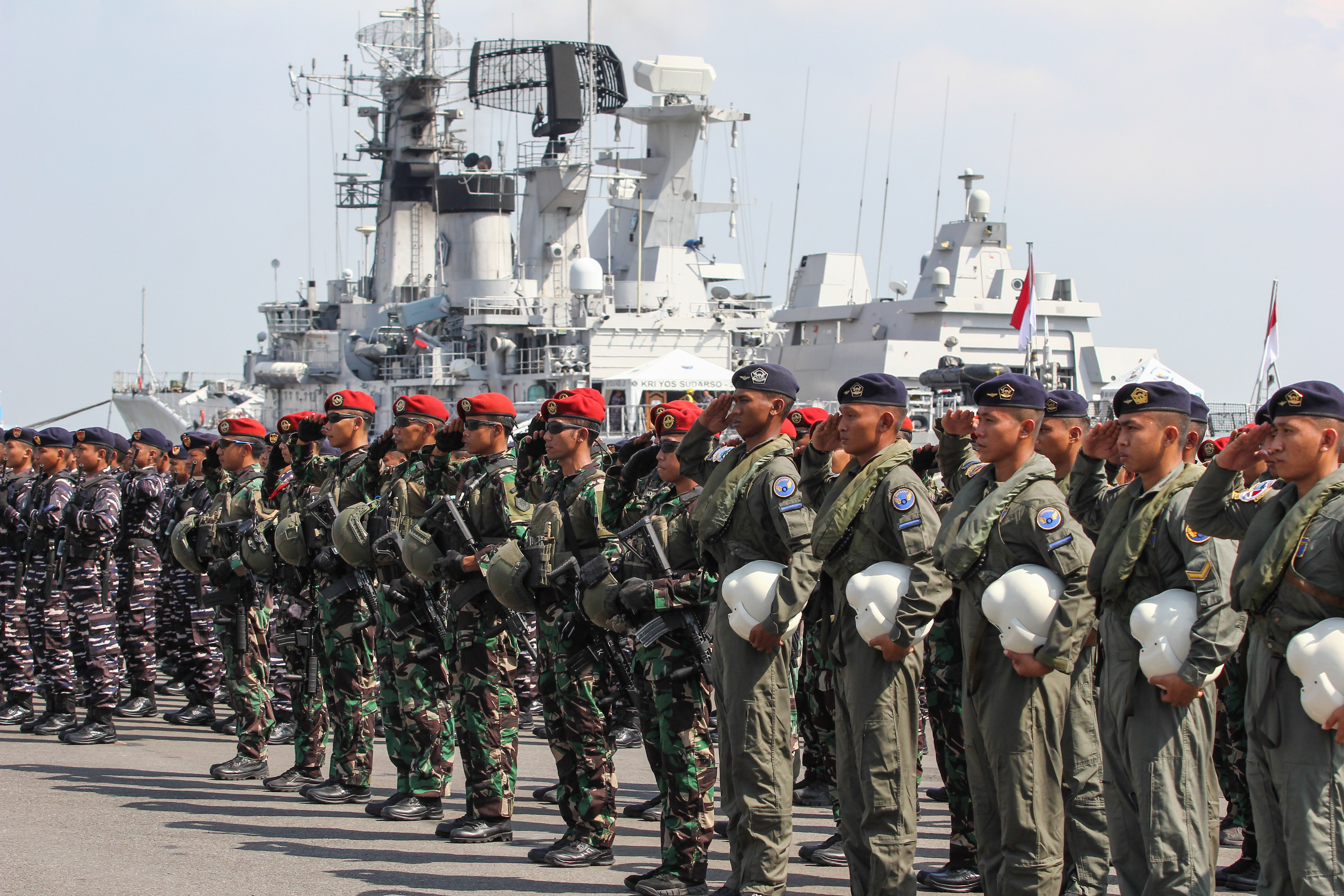 Sejumlah prajurit TNI Angkatan Laut melakukan penghormatan saat upacara pelepasan Satgas Latihan Bersama (Latma) Malindo Jaya 27AB/24 