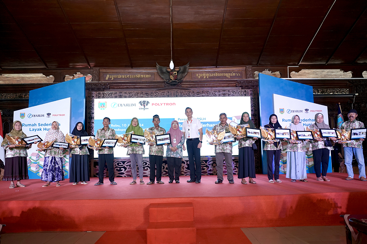 Para penerima bantuan renovasi rumah dari PT Djarum.