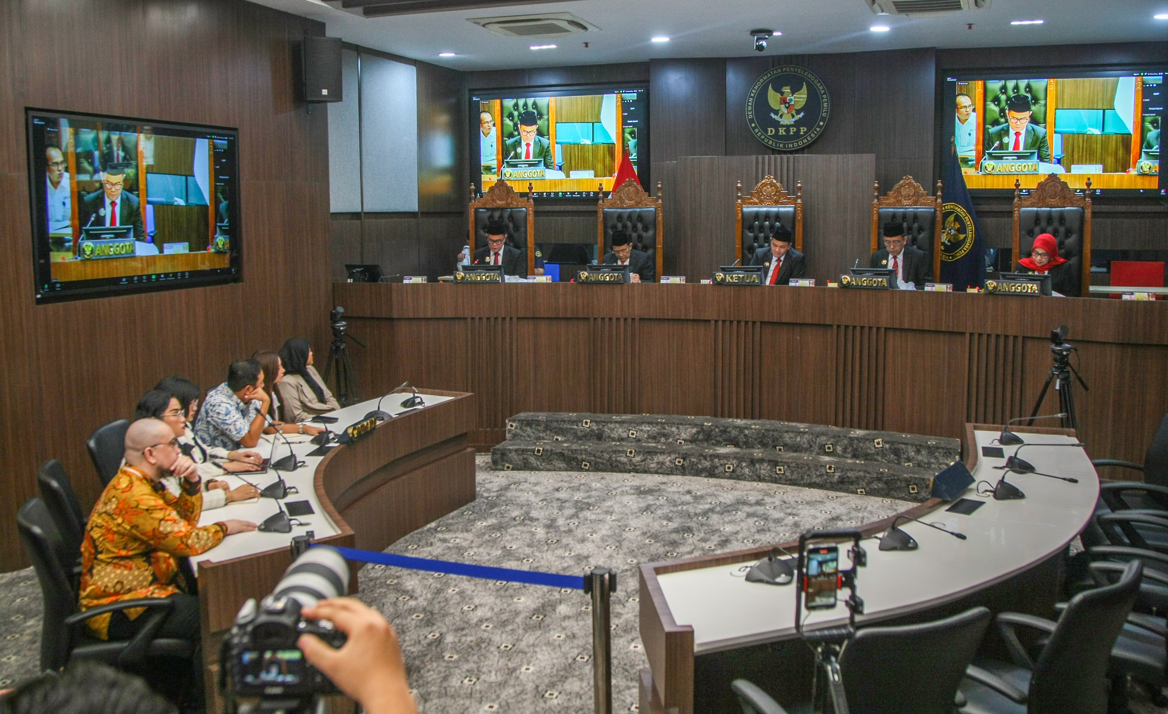 Suasana sidang DKPP