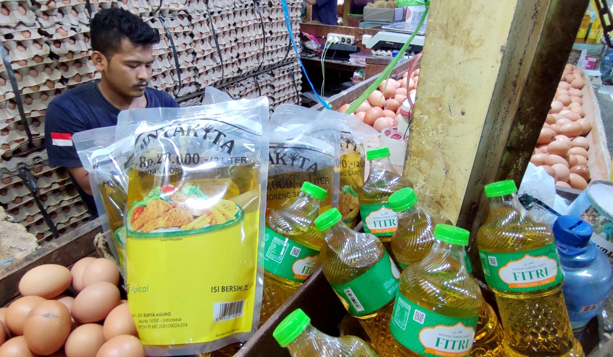 Produk Minyakita kemasan ukuran dua liter diantara produk minyak goreng lain di lapak pedagang sembako 