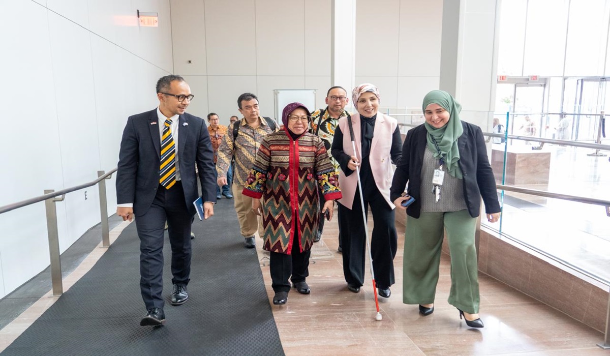 Menteri Sosial Tri Rismaharismi (kedua dari kiri) saat berjalan bersama Penasihat Khusus Presiden AS Sara Minkara.