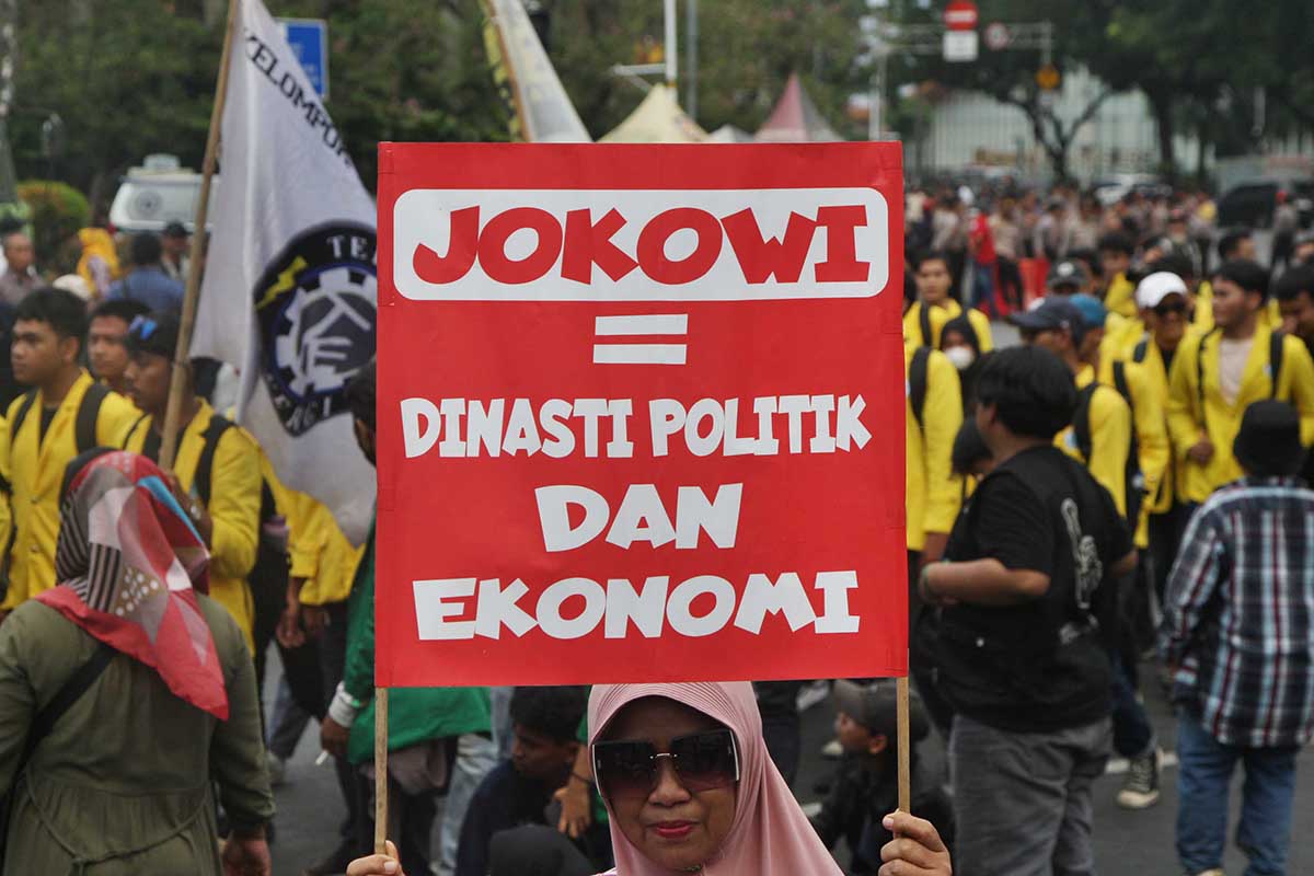 Massa aksi dari BEM Seluruh Indonesia berunjuk rasa menyikapi kebijakan pemerintah yang dianggap mengkhianati reformasi.