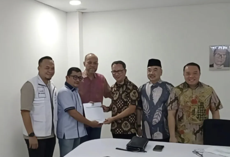 Calon Ketua Umum Kamar Dagang dan Industri Indonesia (KADIN) Daerah Khusus Jakarta Andi Anzhar Cakra Wijaya (ketiga dari kanan)