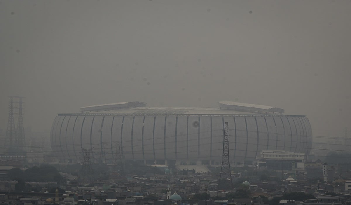 Suasana polusi udara yang menyelimuti bangunan Jakarta International Stadium (JIS), Jakarta Utara, Jakarta.