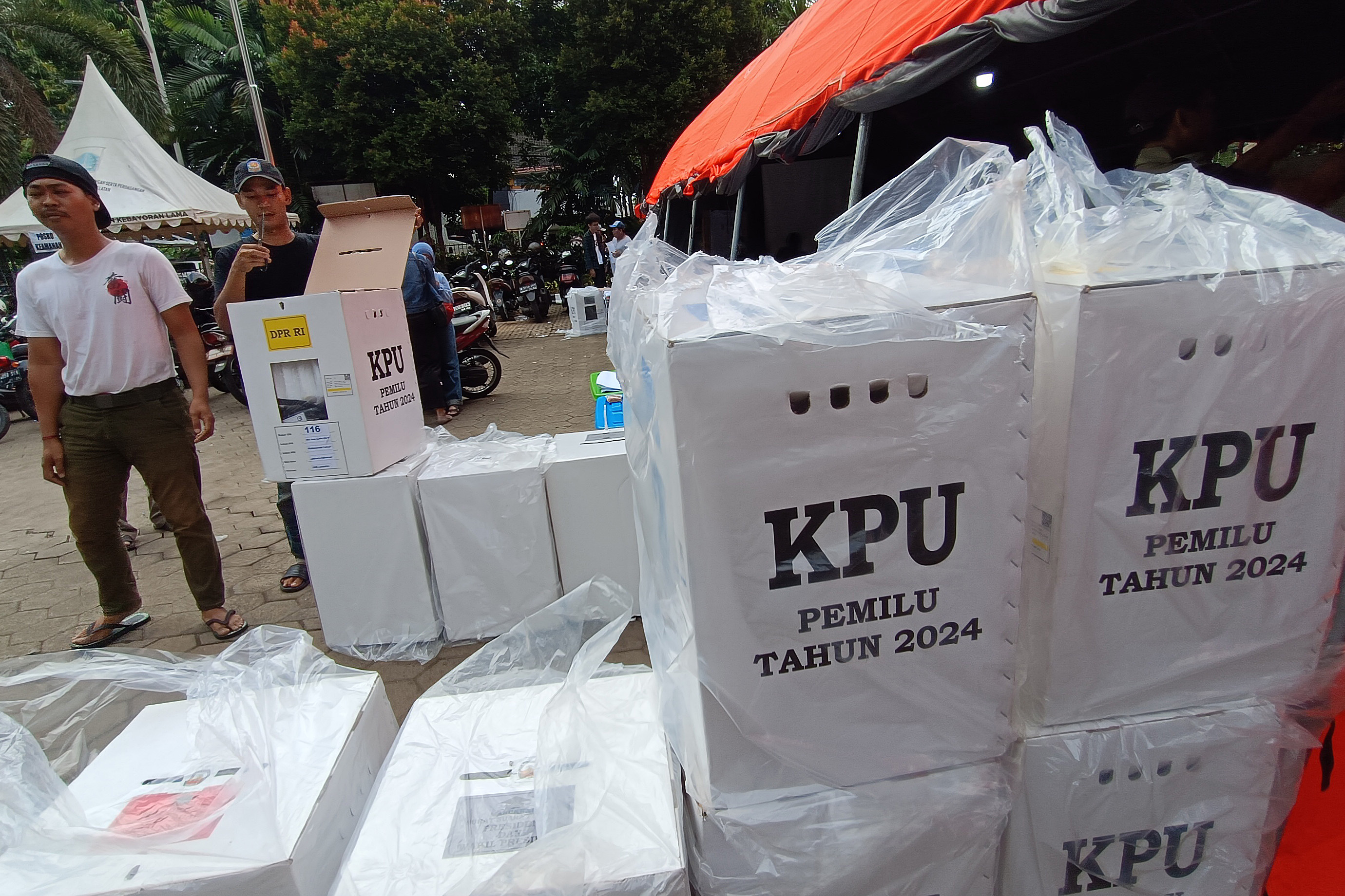 Petugas menuntaskan rekap hasil penghitungan perolehan suara