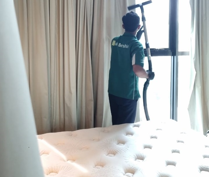 Kasur dan sofa bisa menjadi tempat berkembang biaknya kotoran dan tungau.