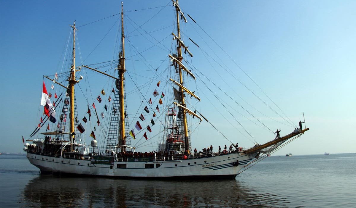 KRI Dewaruci berlayar menuju Sabang membawa Laskar Rempah Batch II MBJR 2024 dari Pelabuhan Dumai, Riau, Rabu (19/6/2024).