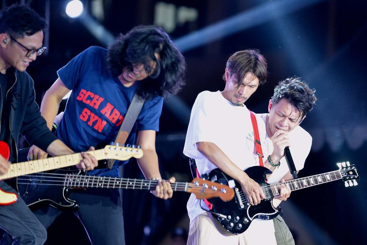 Vokalis kelompok musik Noah Ariel (kanan) dan gitaris Lukman (kedua kanan) tampil menghibur penggemarnya di kawasan Mangupura, Badung, Bali,