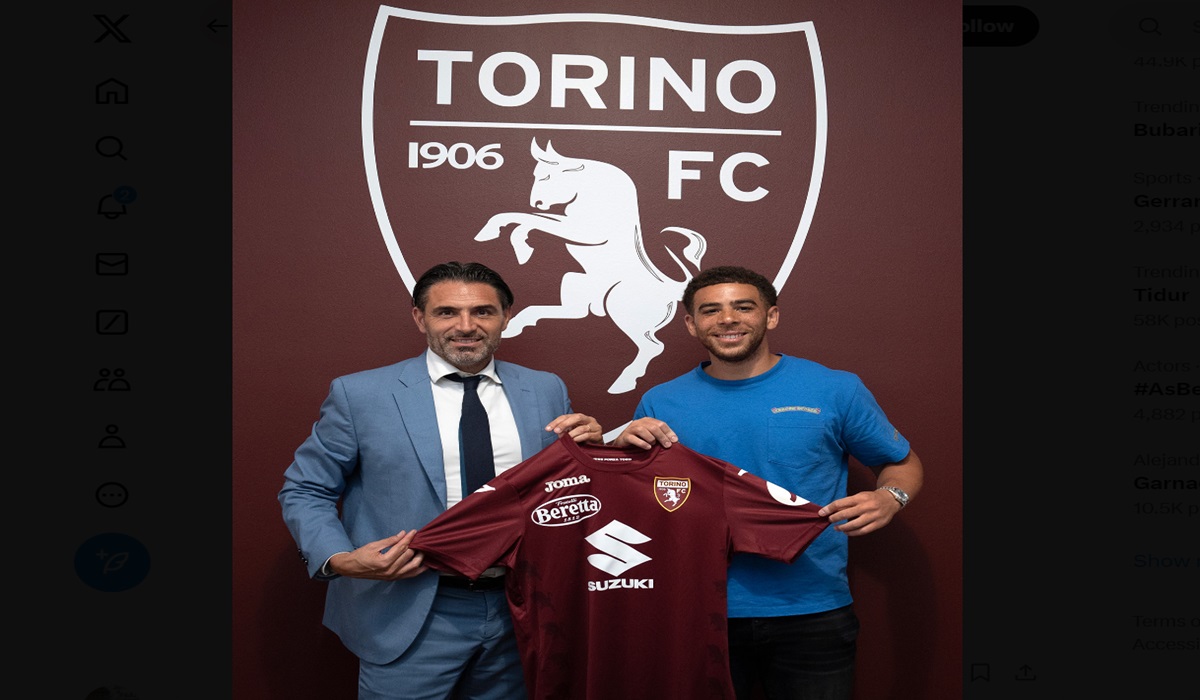 Che Adams (kanan) usai meneken kontrak bersama Torino.