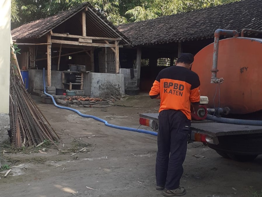BPBD Klaten salurkan 188 tangki atau 940.000 liter air untuk membantu warga desa yang kekeringan.