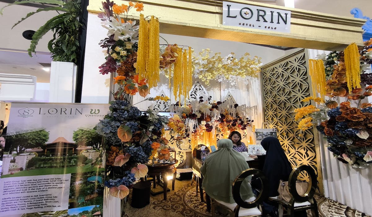 Tren wedding outdoor di Bungalow Lorin Hotel Solo