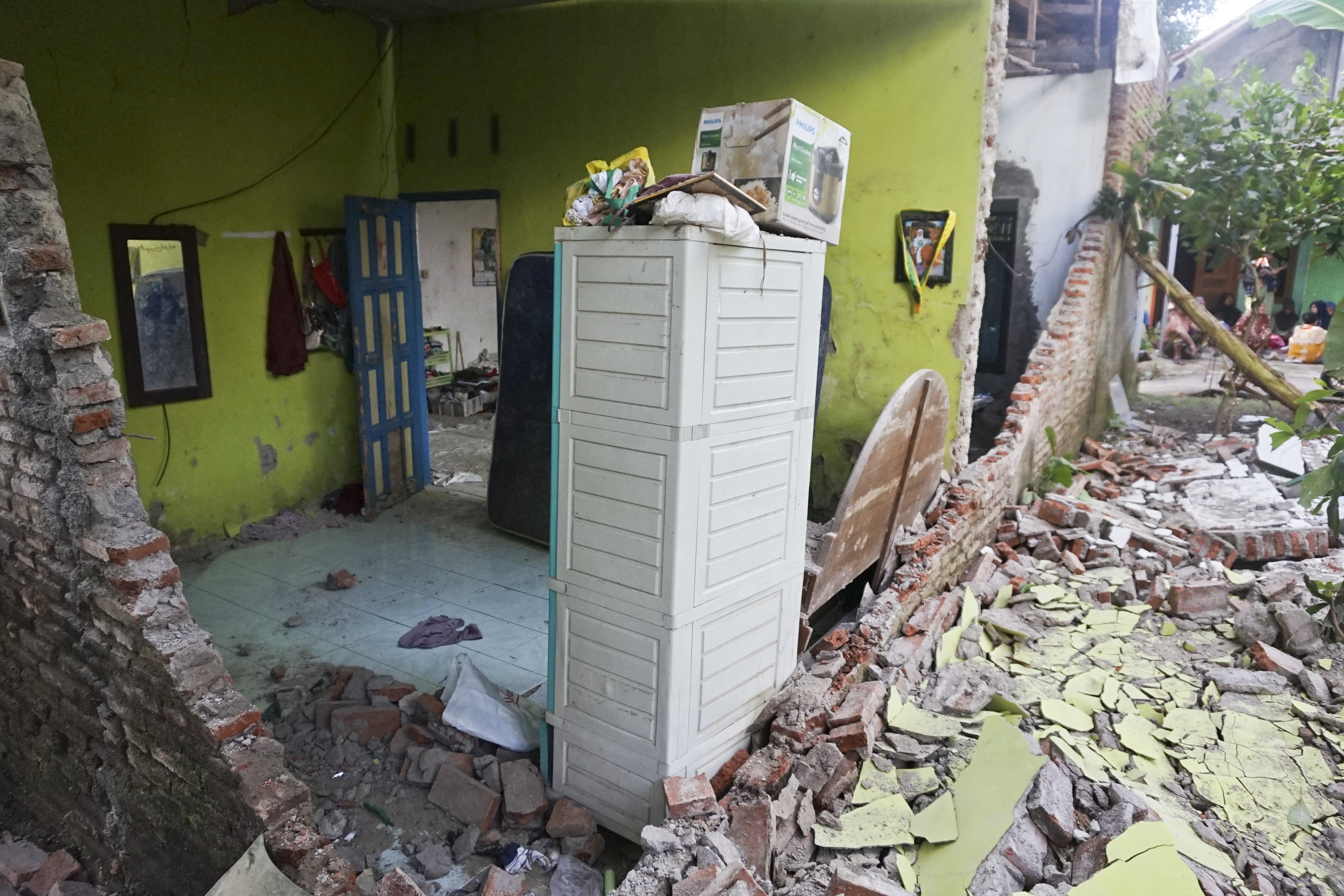  Kondisi rumah warga yang roboh pasca terjadinya gempa bumi di Lebo, Kabupaten Batang, Jawa Tengah, Minggu (7/7/2024)