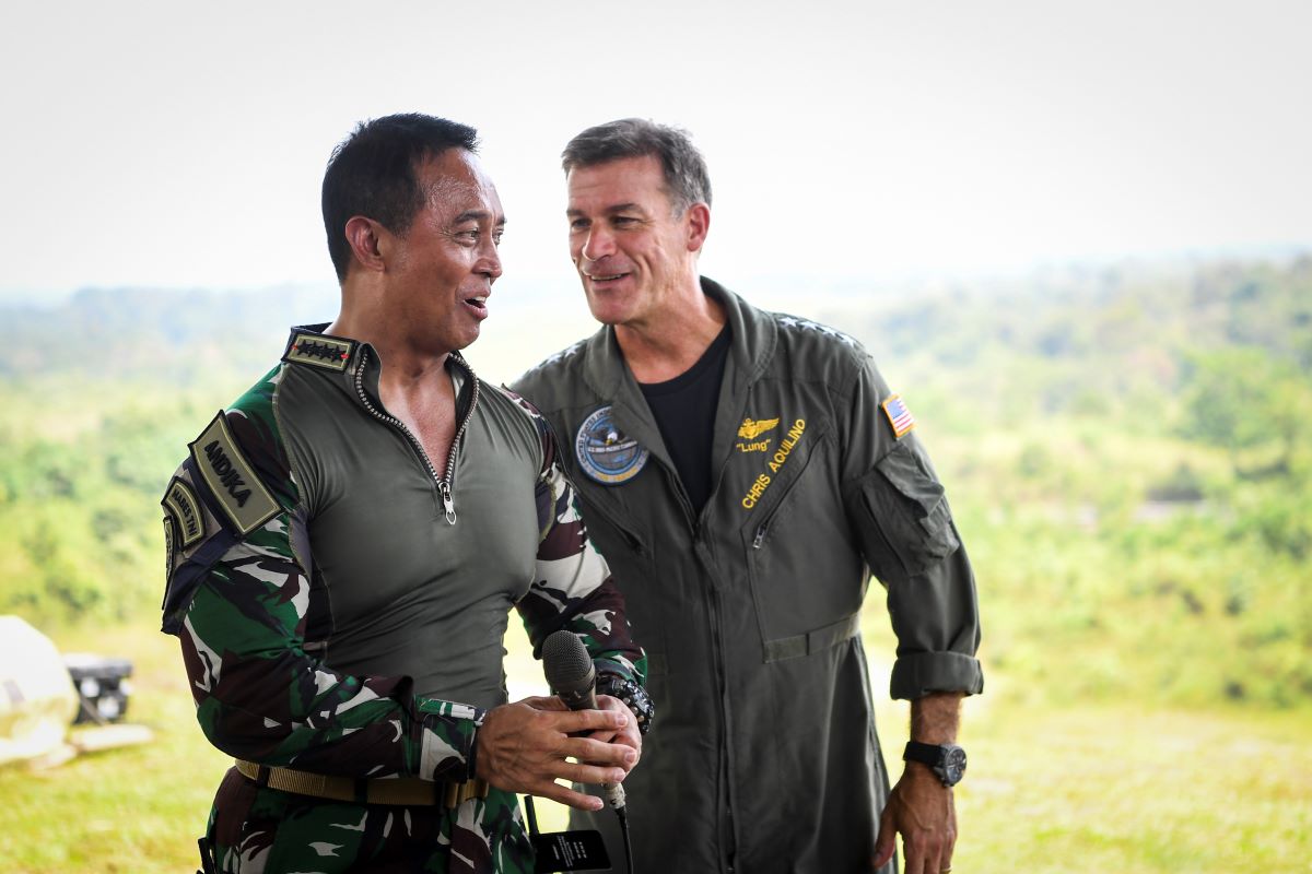 Andika Perkasa berbincang dengan Panglima Komando Indo Pasifik Admiral John C Aquilino.