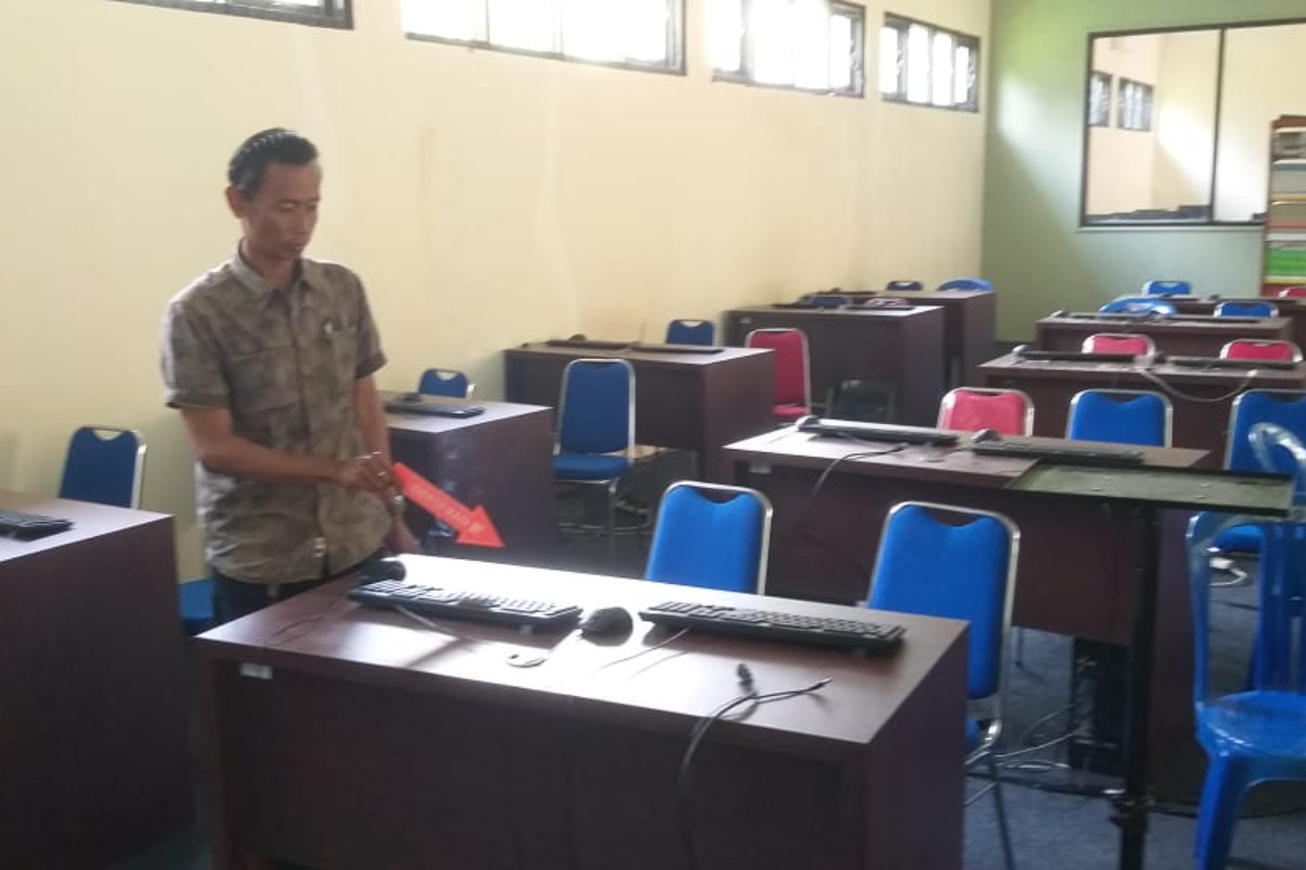 \Anggota Reskrim Polres Tasikmalaya Kota melakukan olah tempatkejadian perkara (TKP) setelah 28 unit komputer, CPU milik SMKN Manonjaya,di J