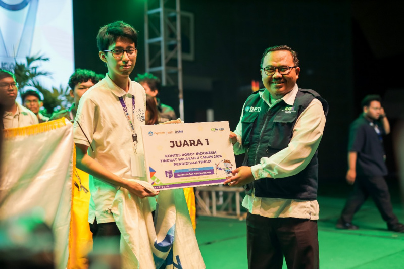 Tim Robot ITS menjadi juara umum Kontes Robot Indonesia