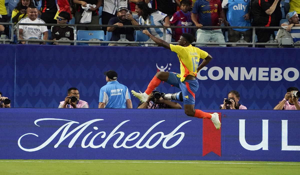 Gelandang timnas Kolombia Jefferson Lerma melakukan selebrasi usai mencetak gol ke gawang Uruguay di laga semifinal Copa America.