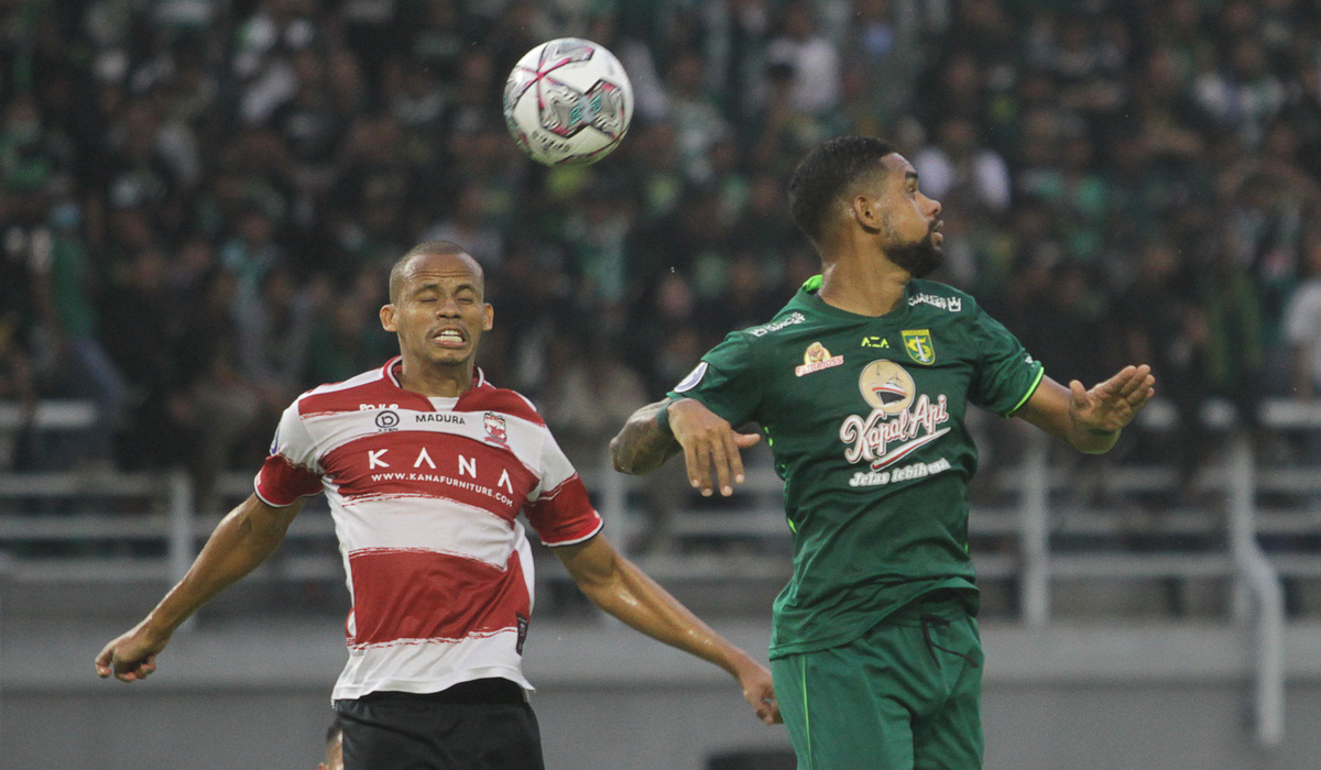 Cleberson Martins de Souza (kiri) saat bermain untuk Madura United.