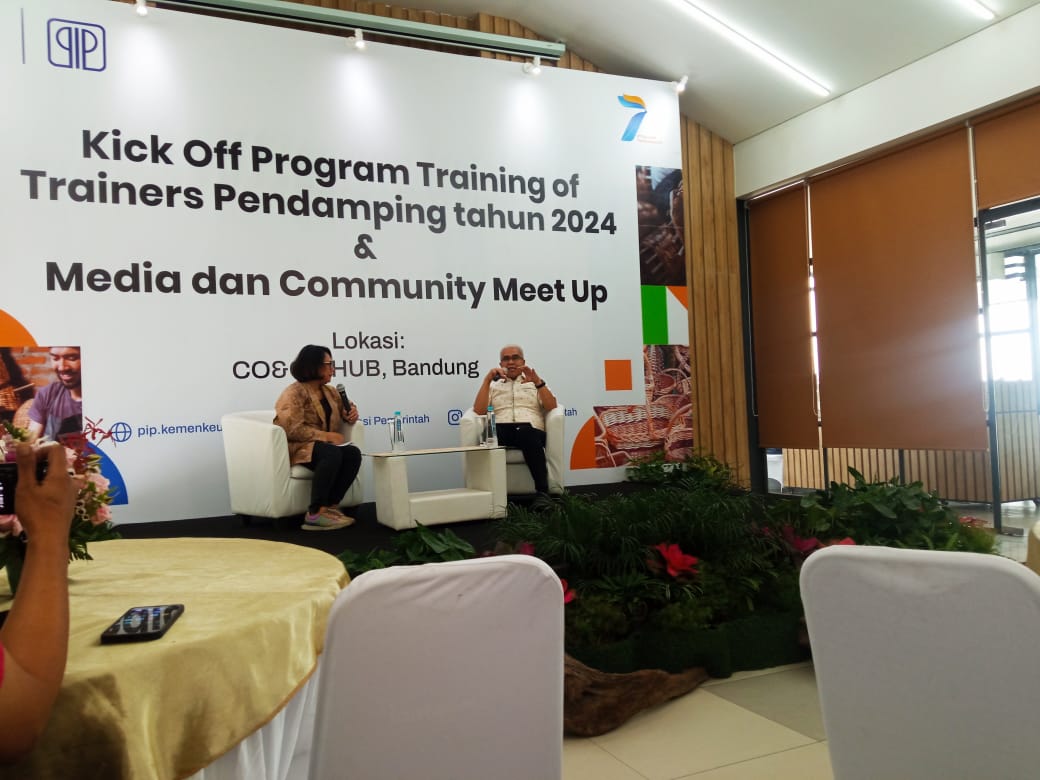 Direktur Utama PIP Ismed Saputra (kanan) saat menjelaskan kinerja PIP dalam Kick Off Program TOT Pendampingan 2024 di Bandung. 