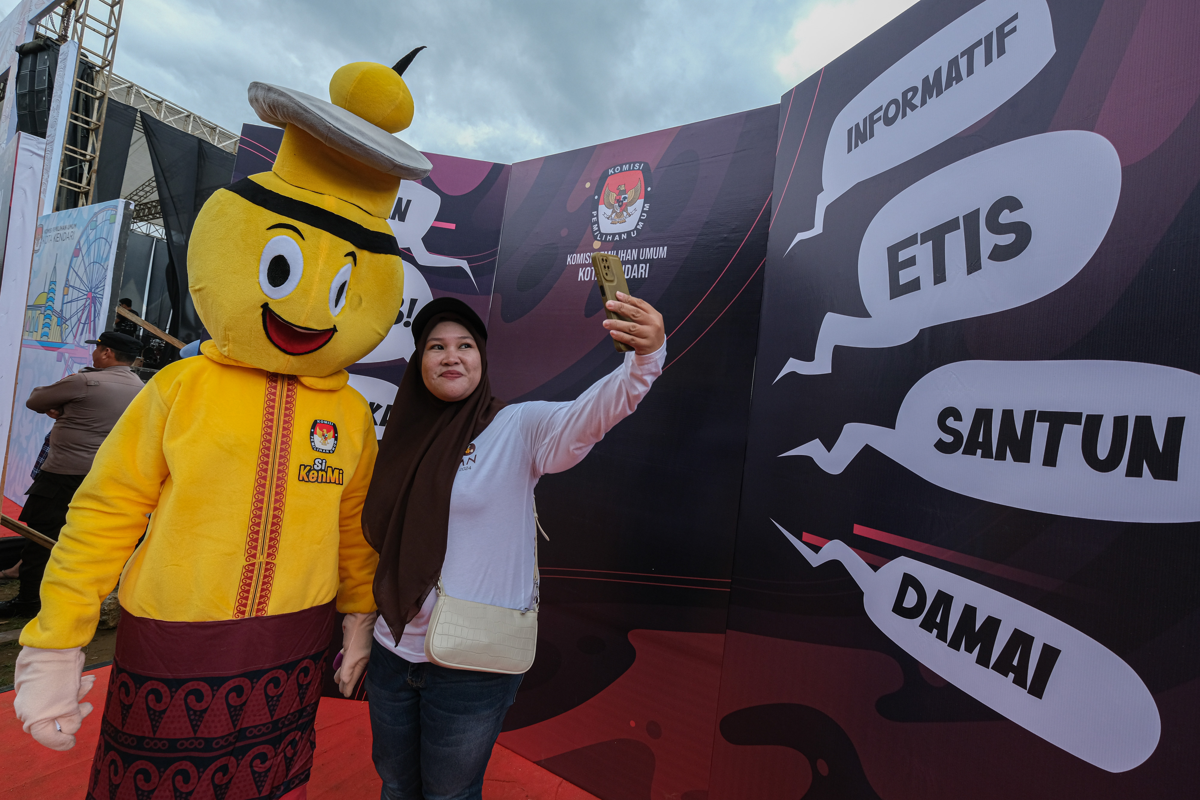 Warga berfoto bersama Si KenMi saat peluncuran maskot dan jingle Pilkada serentak Kendari di Lapangan Benu-benua, Kendari, Sulawesi Tenggara