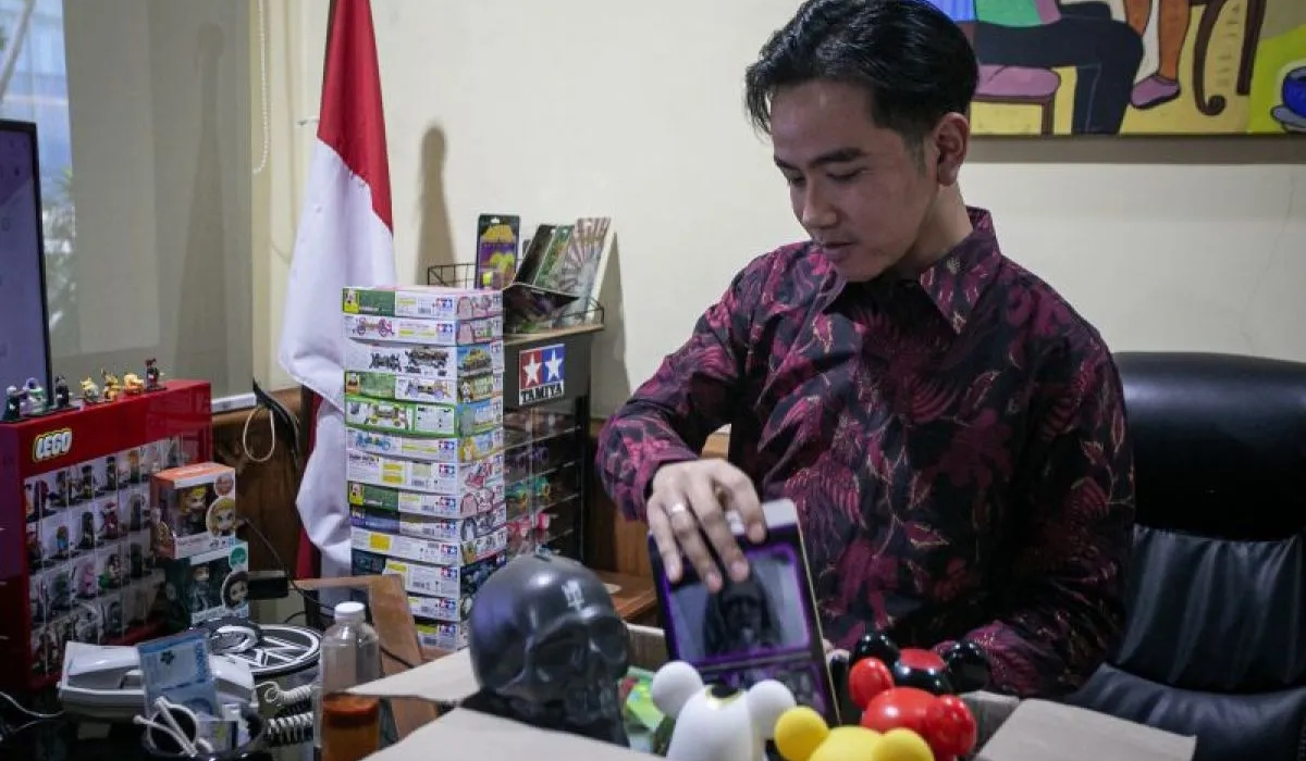 Wali Kota Surakarta Gibran Rakabuming Raka mengemasi barang miliknya di meja kerja Balai Kota Surakarta