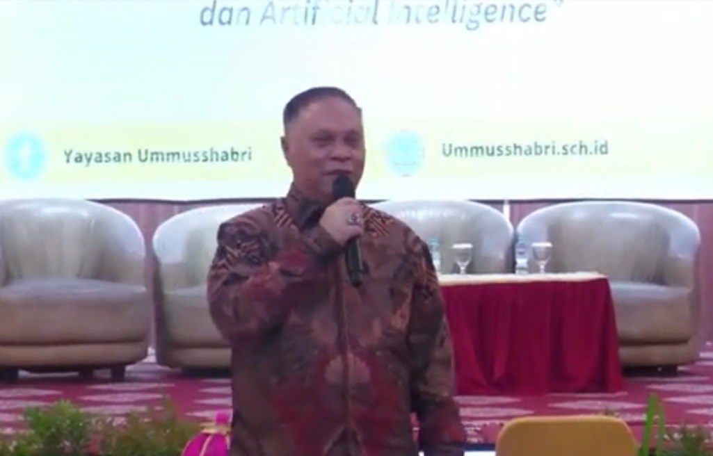Profesor Marsudi saat menjadi pembicara dalam workshop yang digelar di di Hotel Zahra Syariah, Kendari, Sulawesi Tenggara.