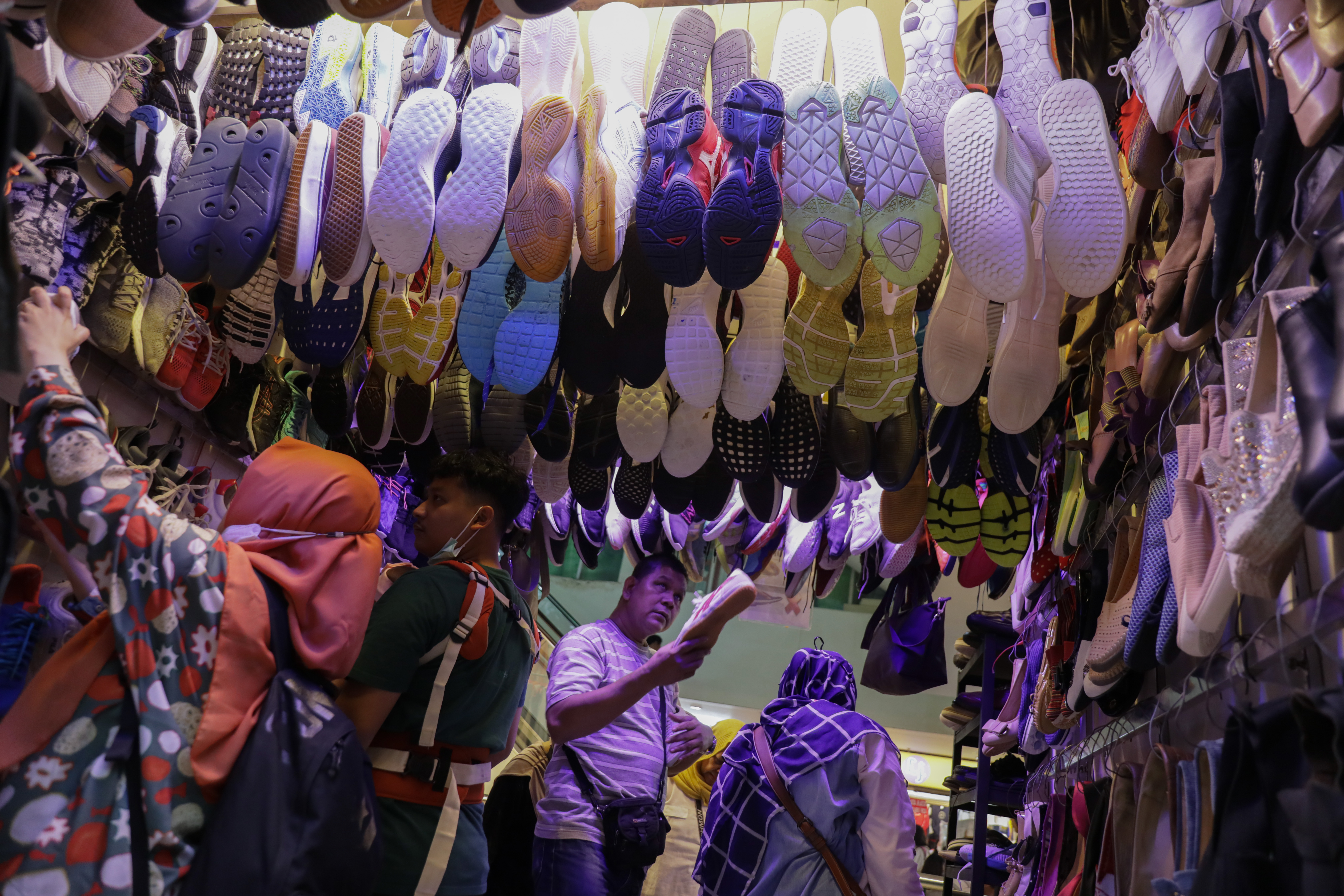 Pembeli memilih sepatu bekas impor di Pasar Senen, Jakarta.
